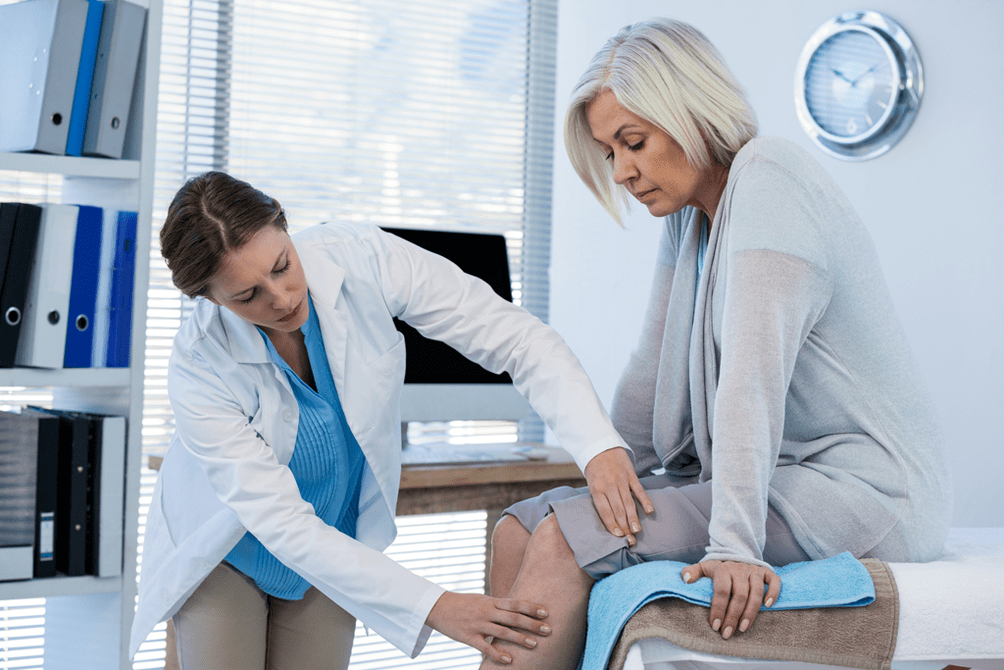 A patient with arthrosis in need of therapy being examined by a doctor